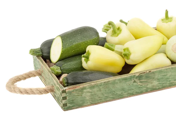 Grüne frische Paprika und Zucchini in der Holzschale, isoliert — Stockfoto