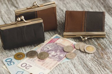Eski ahşap arka plan üzerinde küçük cüzdan ile Polonya Zlotisi