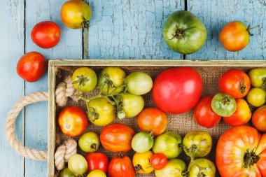 Ahşap tepsi olgun domates tür farklı ayarla