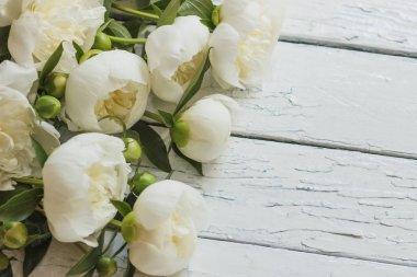 Eski Beyaz ahşap kurullarında beyaz peonies buket