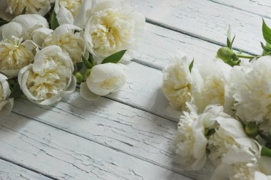 Eski Beyaz ahşap kurullarında beyaz peonies buket