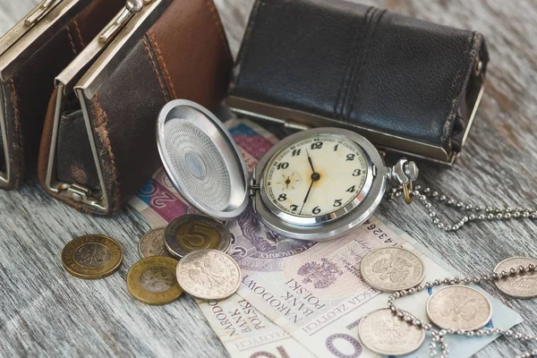 Польський злотий з маленькі гаманці і кишеньковий годинник на фоні дерев'яні — стокове фото