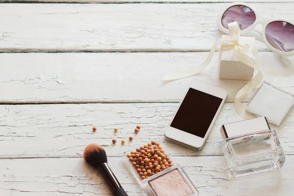 Rouge, fırça, güneş gözlüğü, telefon ve bir şişe parfüm ahşap tablo