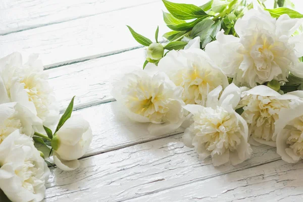 Eski Beyaz ahşap kurullarında beyaz peonies buket