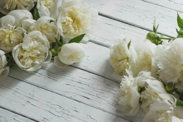Eski Beyaz ahşap kurullarında beyaz peonies buket
