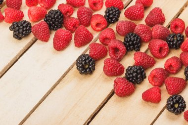 Kırmızı Ahududu ve açık ahşap renkli blackberry