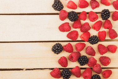 Kırmızı Ahududu ve açık ahşap renkli blackberry