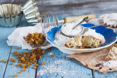 Ev yapımı ekmek: Kuru üzüm ve pudra şekeri ile Cupcakes