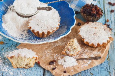Ev yapımı ekmek: Kuru üzüm ve pudra şekeri ile Cupcakes