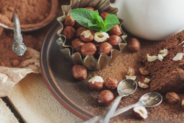 Parça çikolatalı kek, nane yaprağı, fındık ve süt ile kavanoz