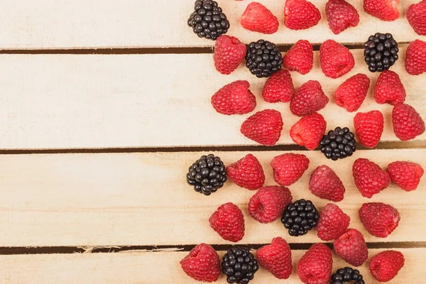 Kırmızı Ahududu ve açık ahşap renkli blackberry