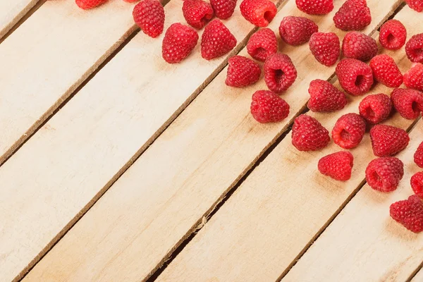 Hafif ahşap arka plan üzerinde kırmızı ahududu