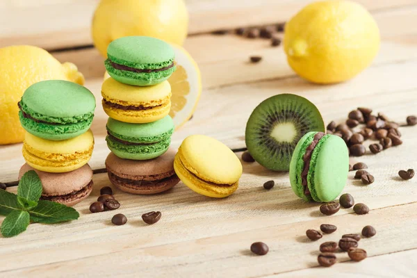 Yeşil ve sarı Fransız macarons kivi, limon ve nane süslemeleri ile
