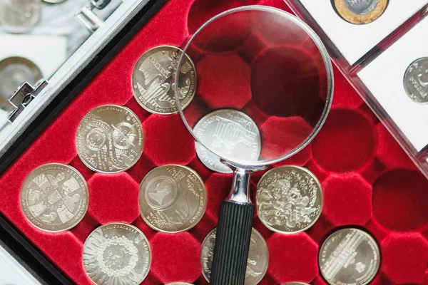 Різні старі монети і збільшувальним склом, розмитий фокус фону — стокове фото