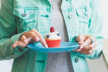Çörek palte üzerinde kadınla