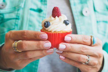 Kadının elleriyle küçük cupcake