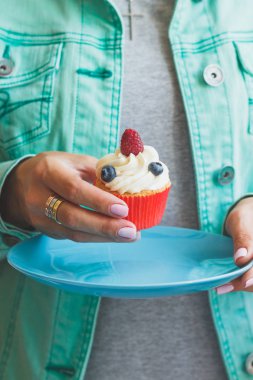 Çörek elinde olan kadın