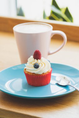 Ahududu ve tabak, bardak sıcak cappuccino böğürtlenli kek