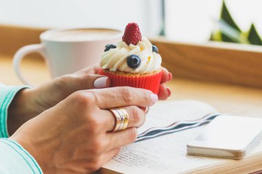 Çörek elinde olan kadın