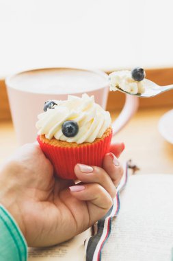 Elinde küçük bir kek kadınla