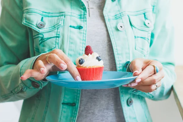 Çörek palte üzerinde kadınla