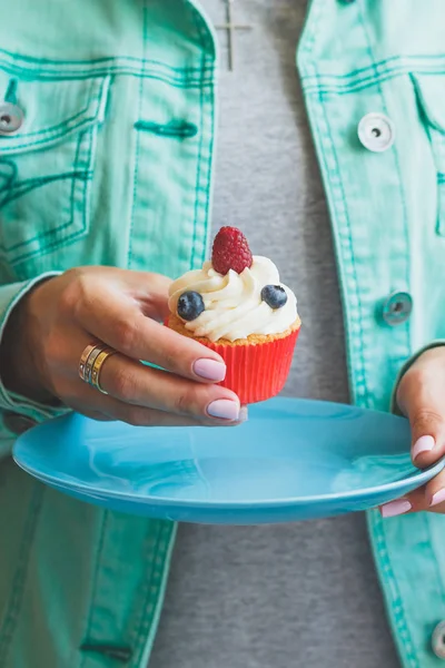 Çörek elinde olan kadın