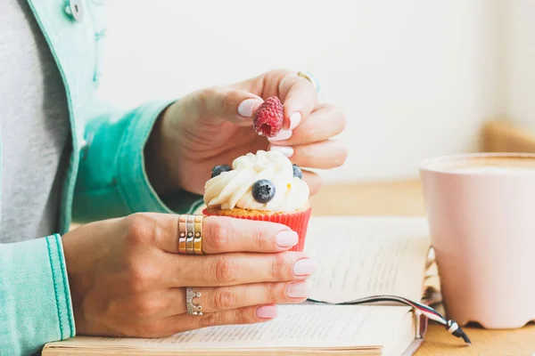 Femme avec un petit cupcake dans les mains — Photo