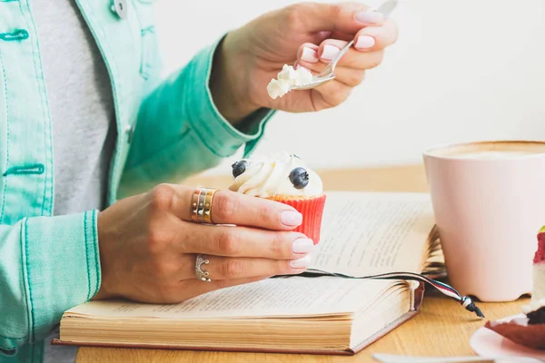 Elinde küçük bir kek kadınla