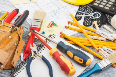 Çizimler, kask ve farklı inşaat araçları inşaat kemerle