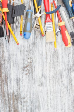 Farklı inşaat araçları, ahşap arka plan