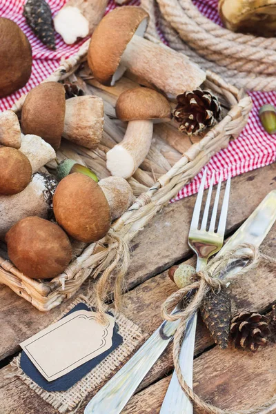 Çiğ beyaz mantar, çam kozalakları ve dekoratif etiketi
