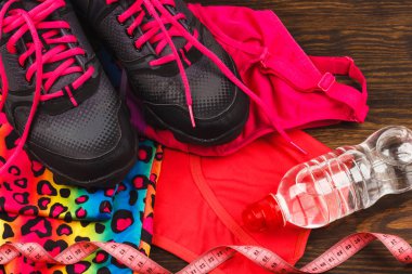 Teyp ölçme spor ayakkabı, pembe ve spor giyim 