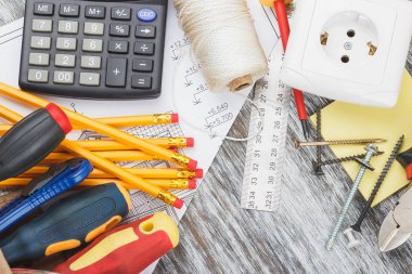 Farklı inşaat araçları, ahşap arka plan