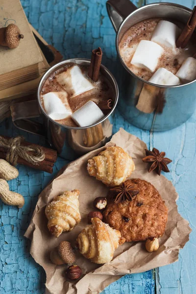 Metal bardağı kakao ve hatmi, üstten görünüm