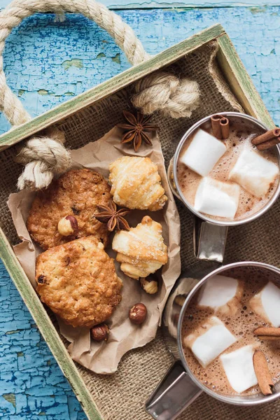 Metal bardağı kakao ve hatmi, üstten görünüm