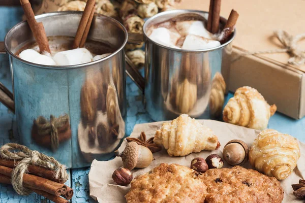 Kakao ve hatmi ile metal kupalar