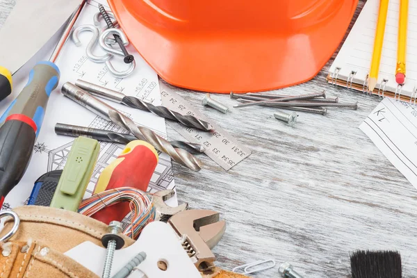 Farklı inşaat araçları, ahşap arka plan