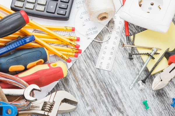 De hulpmiddelen van de verschillende bouw, houten achtergrond — Stockfoto