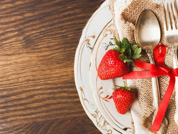 Servies en bestek met rijpe aardbeien — Stockfoto