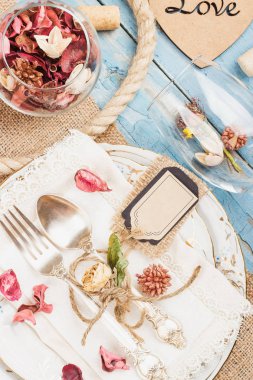 Sofra ve kuru çiçekler ile Gümüş eşyalar