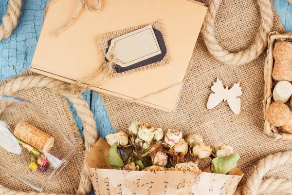 Getrocknete Blumen, Geschenkkarton und verschiedene Dekorationen — Stockfoto