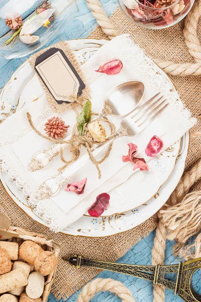 Επιτραπέζια σκεύη και μαχαιροπίρουνα με ξηρά λουλούδια και διακοσμητικά — Φωτογραφία Αρχείου