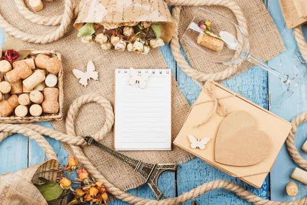 Kurutulmuş çiçekler, mevcut kutusu ve farklı süslemeler, üstten görünüm