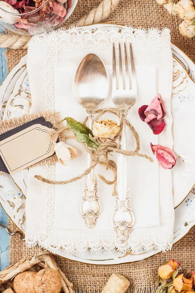 Sofra ve gümüş ile kuru çiçekler, üstten görünüm