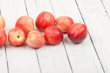 Olgun kırmızı şeftali Beyaz ahşap tablo