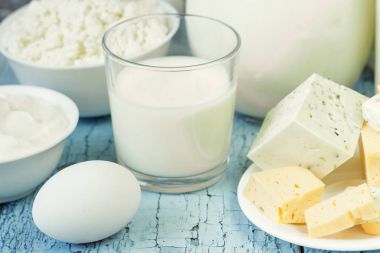 Ahşap arka plan üzerinde farklı süt ürünleri