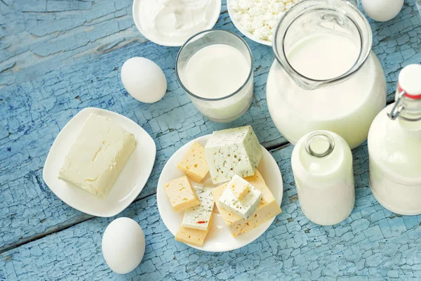 Ahşap arka plan üzerinde farklı süt ürünleri