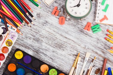 Hafif ahşap arka plan üzerinde farklı okul malzemeleri