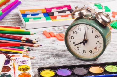 Ahşap arka plan üzerinde farklı okul malzemeleri