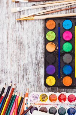 Ahşap arka plan üzerinde farklı okul malzemeleri